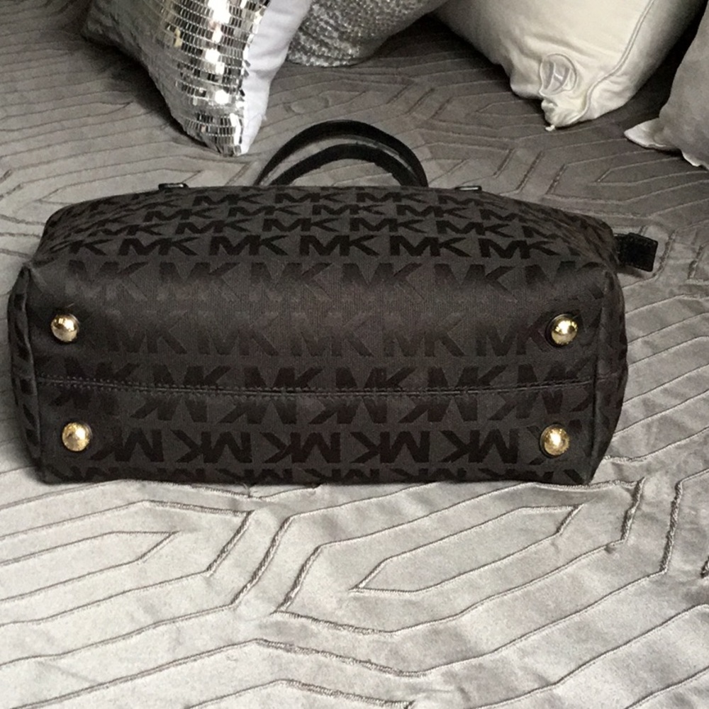 Micheal Kors MK Printed Fabric Tote - Picture 4 of 8